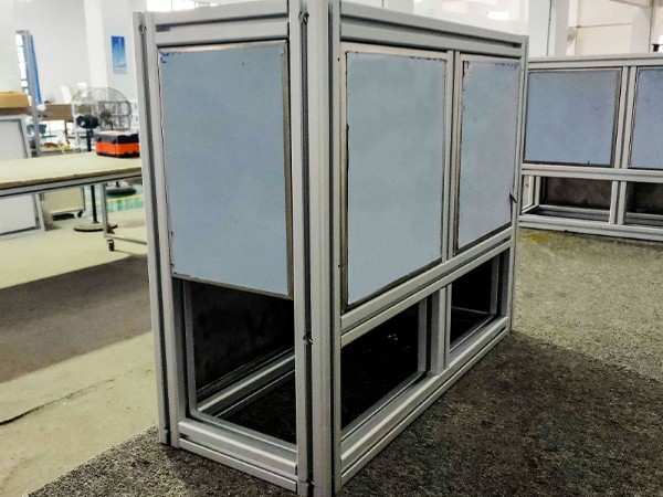 機(jī)罩上安裝門窗需要用到哪些鋁型材配件？